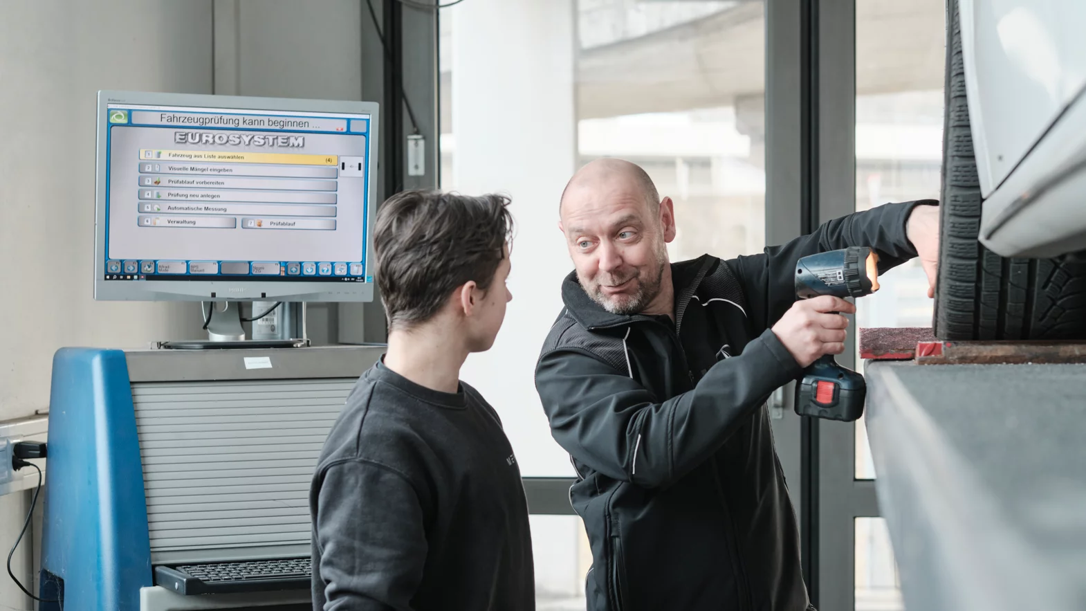 Automobil-Mechatroniker:in EFZ Fachrichtung Nutzfahrzeuge mit dem Berufsbildenden w&auml;hrend der Arbeit.