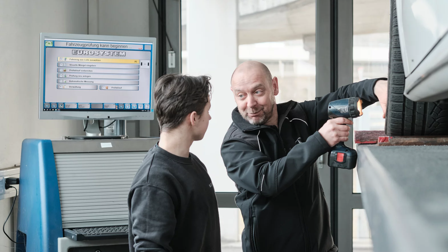 Automobil-Mechatroniker:in EFZ Fachrichtung Nutzfahrzeuge mit dem Berufsbildenden w&auml;hrend der Arbeit.