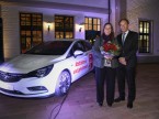 Die glückliche Siegerin des Publikumspreises Andrea Schaffner mit Opel PR-Manager Christoph Bleile