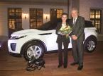 Publikumswahl-Teilnehmerin Clara Renggli aus Ennetbürgen gewann den Range Rover Evoque im Wert von 59'000 Fr. Überreicht wurde der Preis von Jaguar-LR-Schweiz-Chef Stephan Vögeli